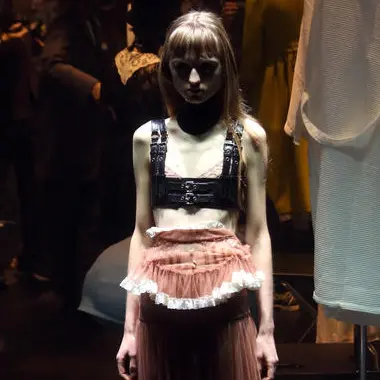 Modelle scheletriche taglia 34 a Milano sfilano in passerella