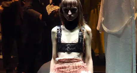 Modelle scheletriche taglia 34 a Milano sfilano in passerella