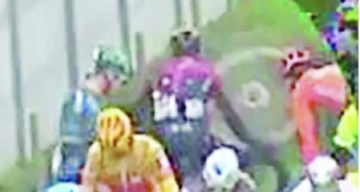 Gianni Moscon squalificato: ha lanciato la bici contro un altro ciclista