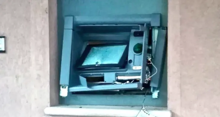Assaltati due bancomat ma la banda deve andarsene senza le banconote