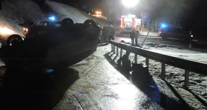 Investito a Montesover, resta gravissimo centrato da una Volkswagen sbandata sul ghiaccio della strada