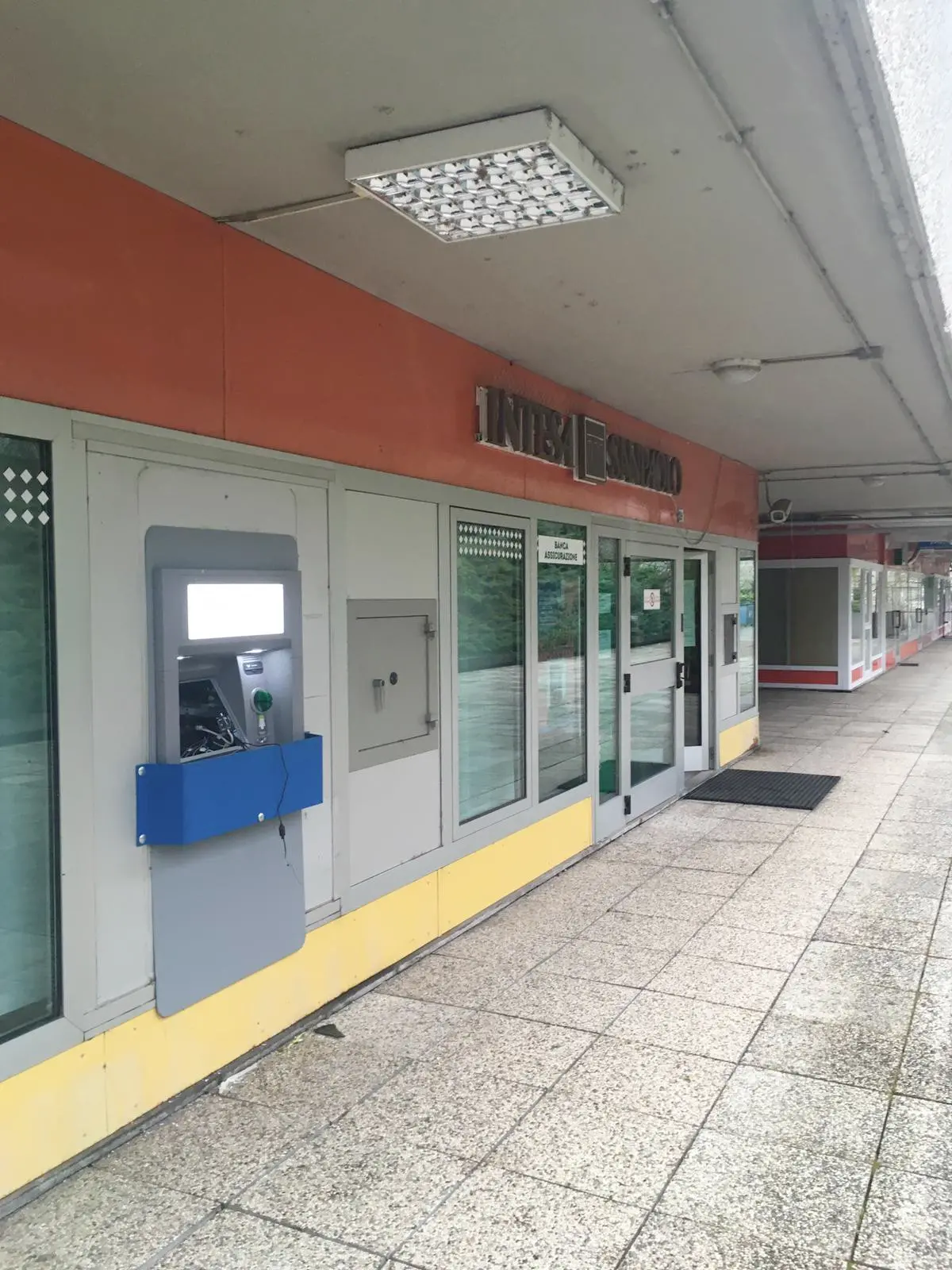banca San Paolo piazzale Europa Madonna Bianca, bancomat, gas