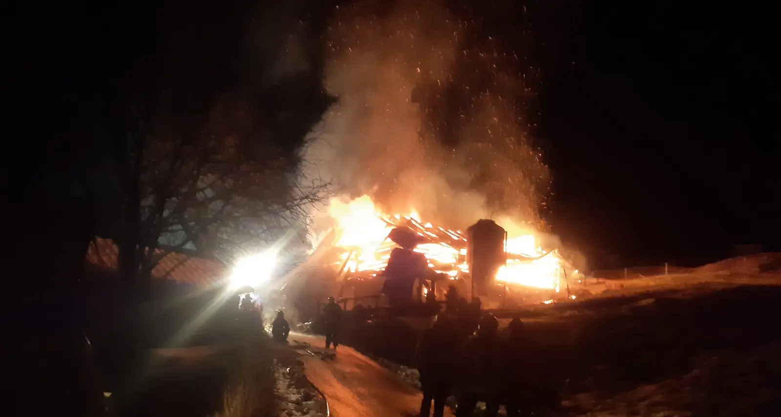Maso distrutto dal fuoco in Val San Valentino in Rendena al padrone già bruciata una stalla