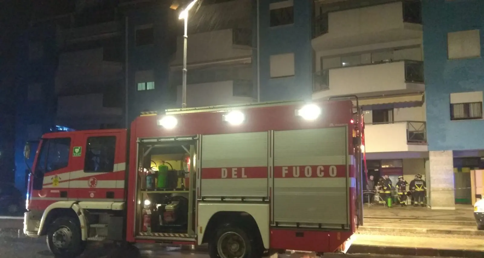 Fiamme di notte nel mini-market evacuati quattro appartamenti in via Unione a Borgo Sacco
