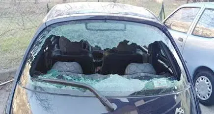 A Spini di Gardolo in azione il vandalo dei lunotti delle auto: non ruba niente, ma fa tanti danni