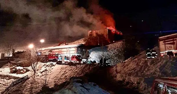 Disastroso incendio alla Pfitscher speck il rogo va avanti da 36 ore densa nuvola di fumo sul Meranese