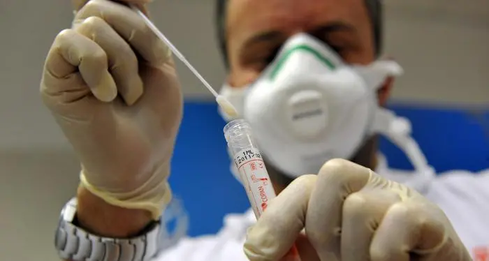 In fila per il tampone sputa sui sanitari: era stufo di aspettare