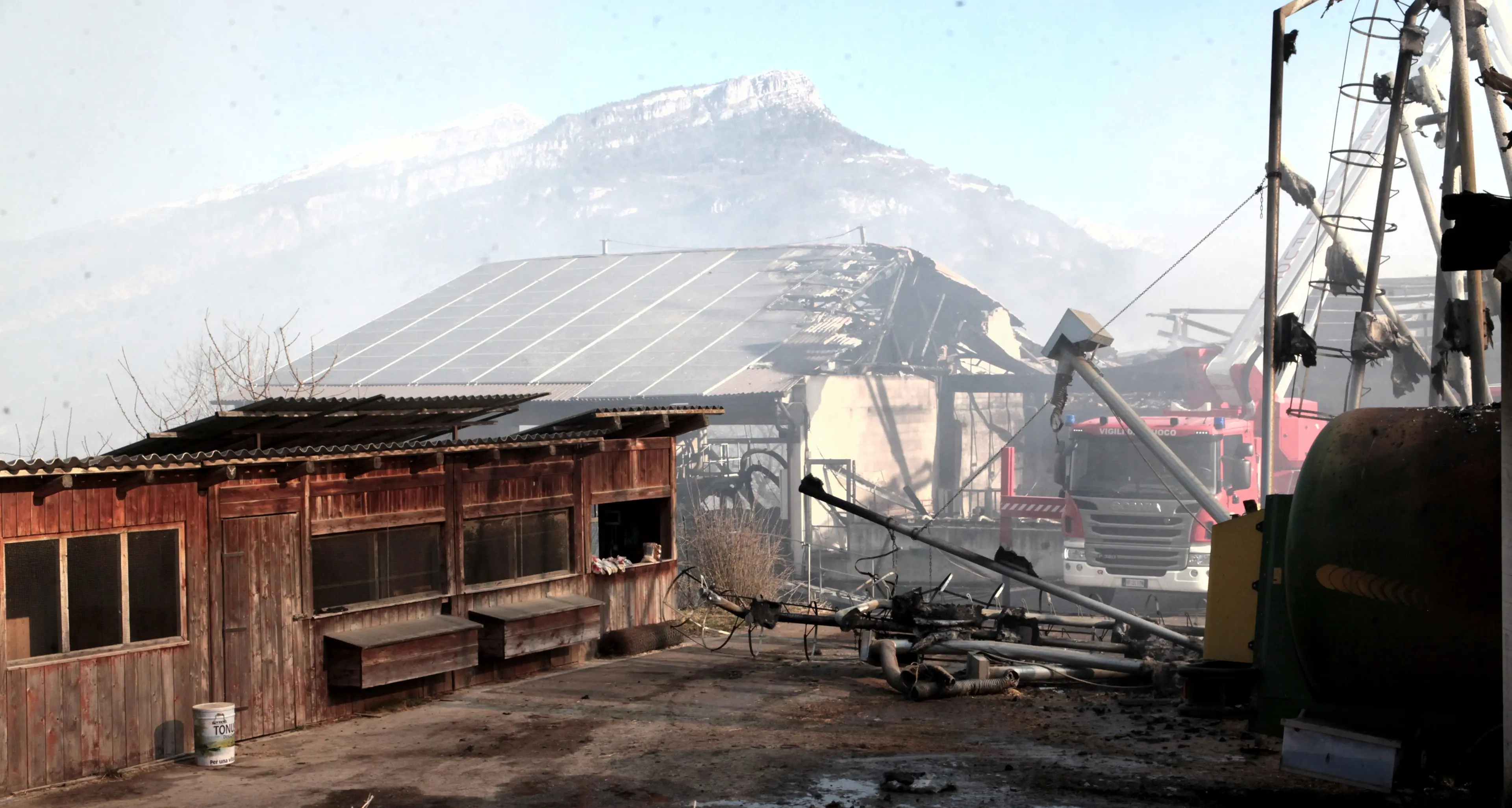 Incendio a Brentonico: distrutto un fienile sono morte venti manze