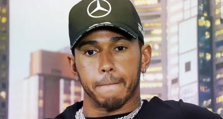 Il mondo si ferma, la F1 no Hamilton: «Scioccante essere qui»