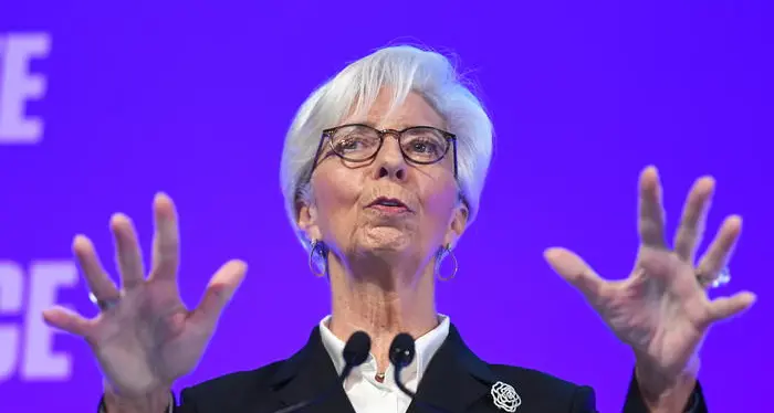 La Bce alza a 120 miliardi il quantitative easing Non basta: crollano le Borse