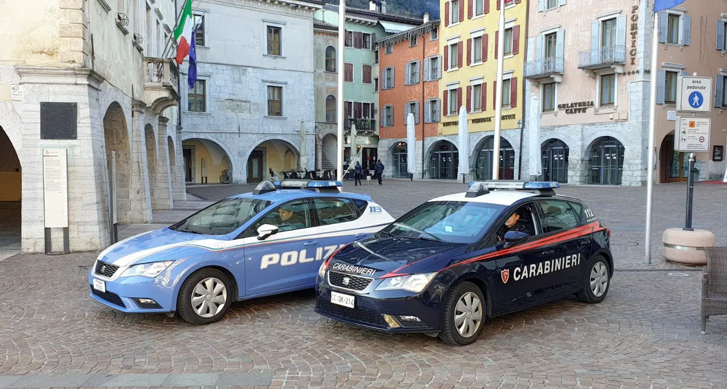 Ruba le mascherine nell'azienda in cui lavora