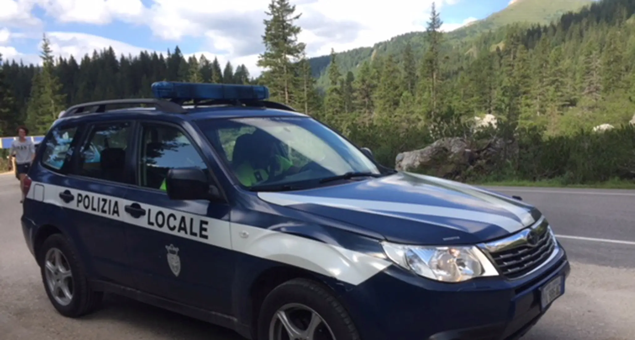 Escono per comprare profumi: 3 denunciati dalla polizia locale