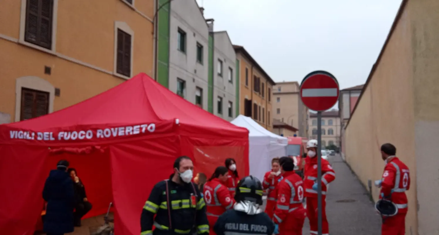 Appartamento in fiamme evacuate 14 persone: una ricoverata in ospedale