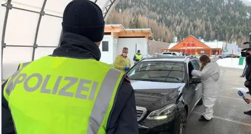 Coronavirus, primi focolai in Austria Si chiudono le scuole e i negozi