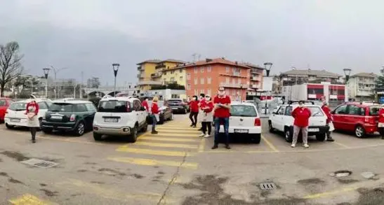 I lavoratori del supermercato esasperati dall'assalto di clienti escono nel parcheggio