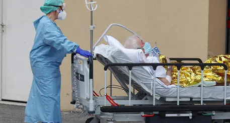 Coronavirus: racconto shock di un infermiere: \"Sembra che si spengano i polmoni\"