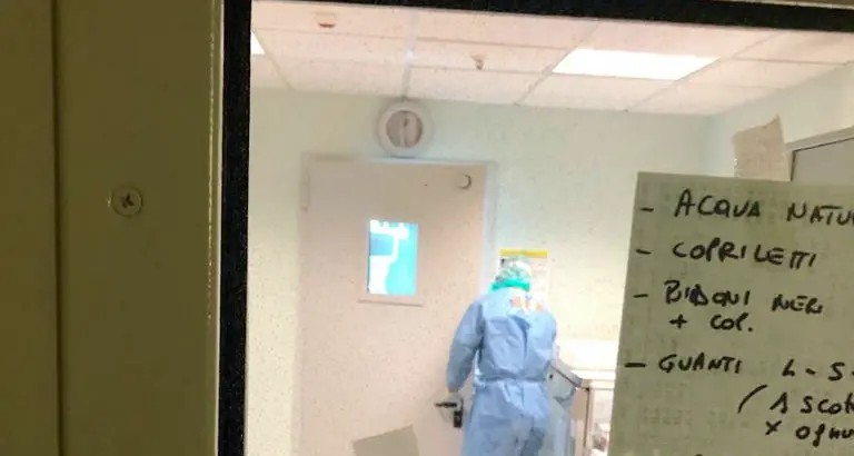 Manager guarito dal Covid-19 ora riesce a respirare da solo: «Curato con i pasticconi retrovirali»
