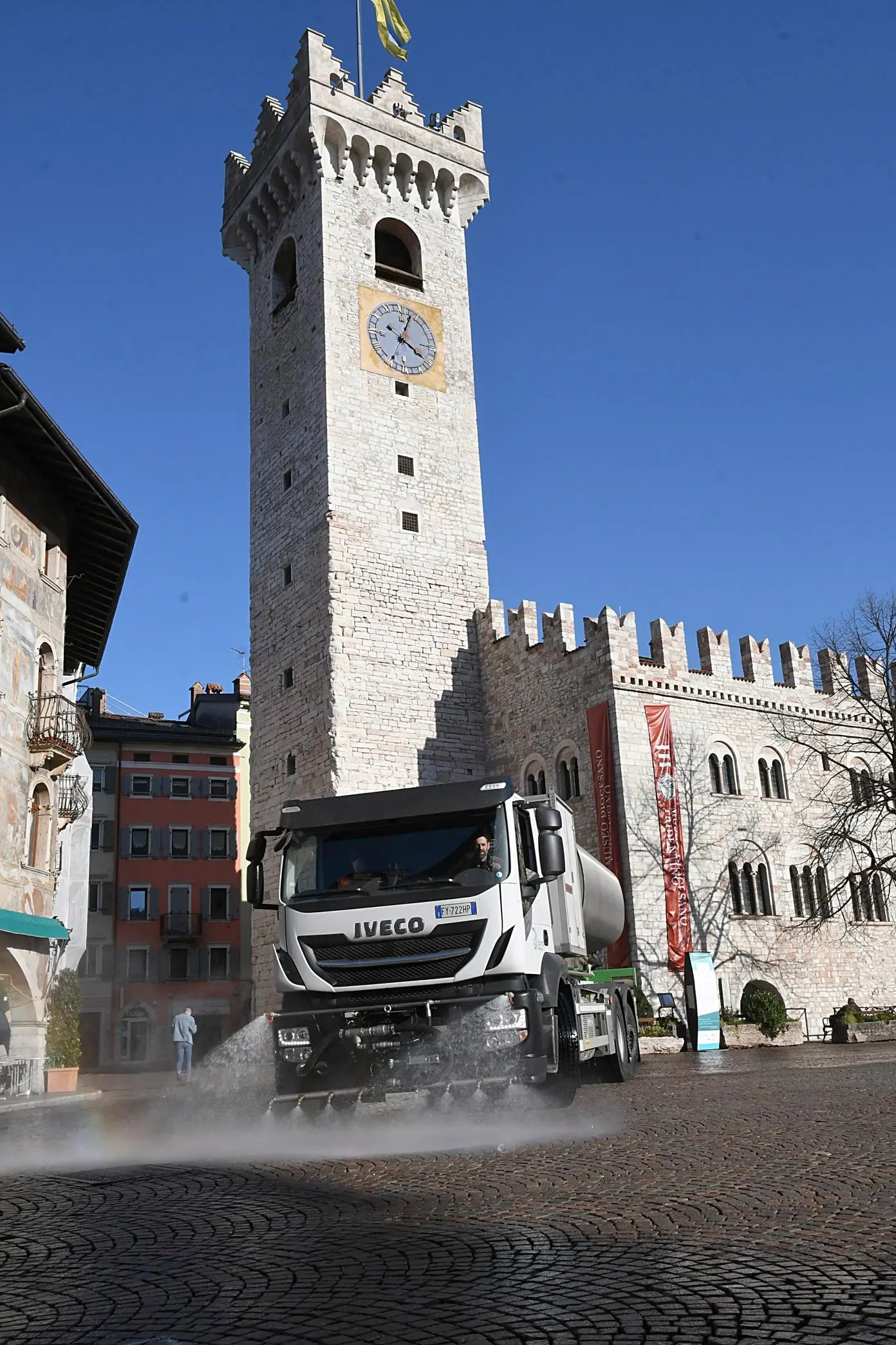 Bolzano disinfetta le strade: a Trento si usa solo acqua