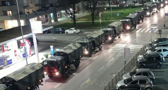 Bergamo: colonna di mezzi militari con i feretri dei morti da Coronavirus