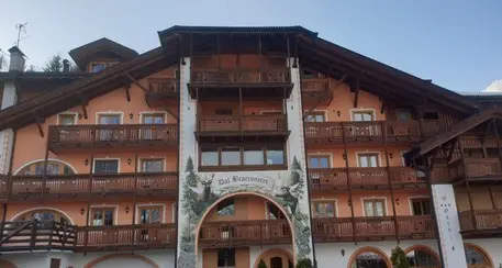 La fiaba di Folgarida: l'hotel ha chiuso, ma ospita i ragazzi che facevano la stagione in albergo