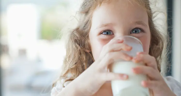 Bere latte intero riduce il rischio sovrappeso nei bimbi
