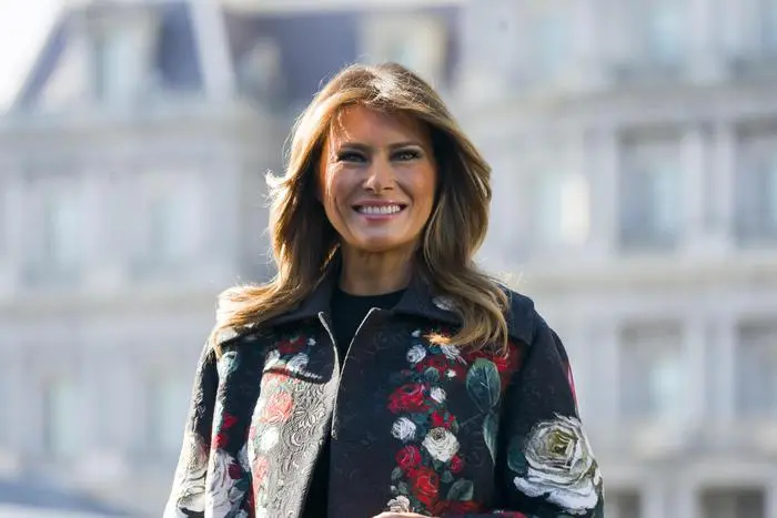 epa08025114 US First Lady Melania Trump attends the presentation of the official White House Christmas Tree at the North Portico of the White House in Washington, DC, USA, 25 November 2019. The tree will be displayed in the Blue Room of the White House. EPA/JIM LO SCALZO