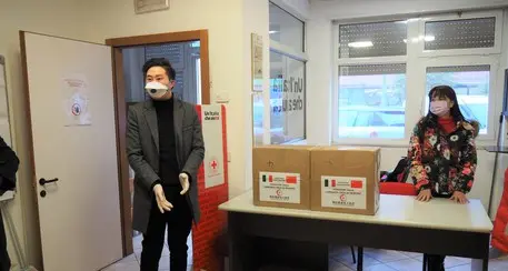 L'Associazione Cinese di Trento dona 10 mila mascherine per gli operatori della Croce Rossa