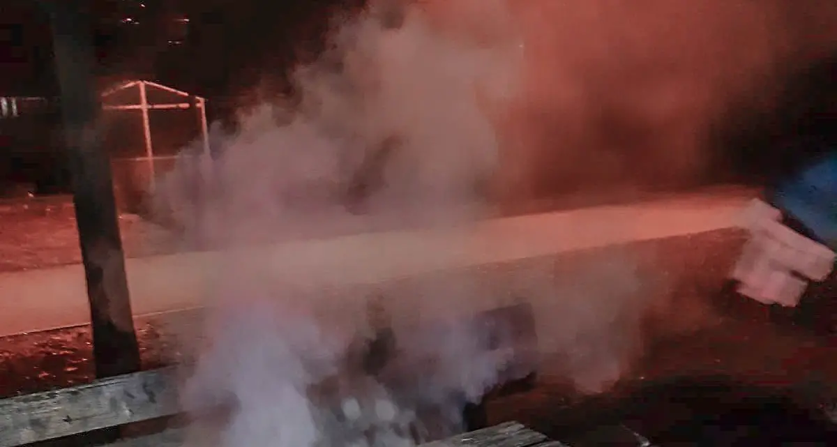 Vandali 13enni al parco danno fuoco alle panchine