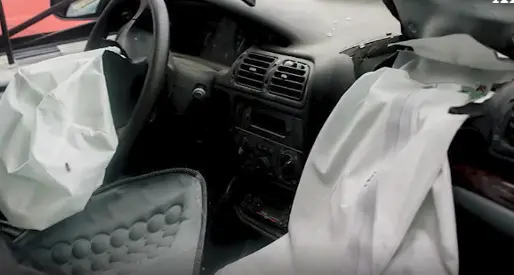 Nell'urto scoppia l'airbag e muore neonato nell'ovetto sul sedile davanti
