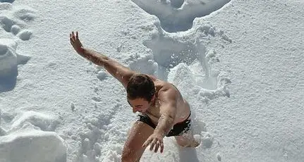 Il freddo fa bene al corpo, spogliatevi nella neve: il nuovo libro di Andrea Bianchi