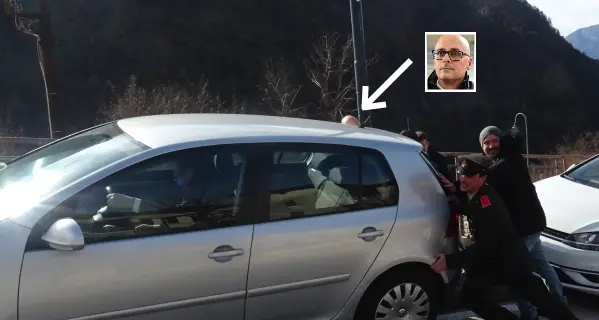 L'aspirante sindaco del centrodestra Baracetti spinge l'auto in panne di Alessandro Andreatta: il curioso episodio ieri mattina a Valsorda