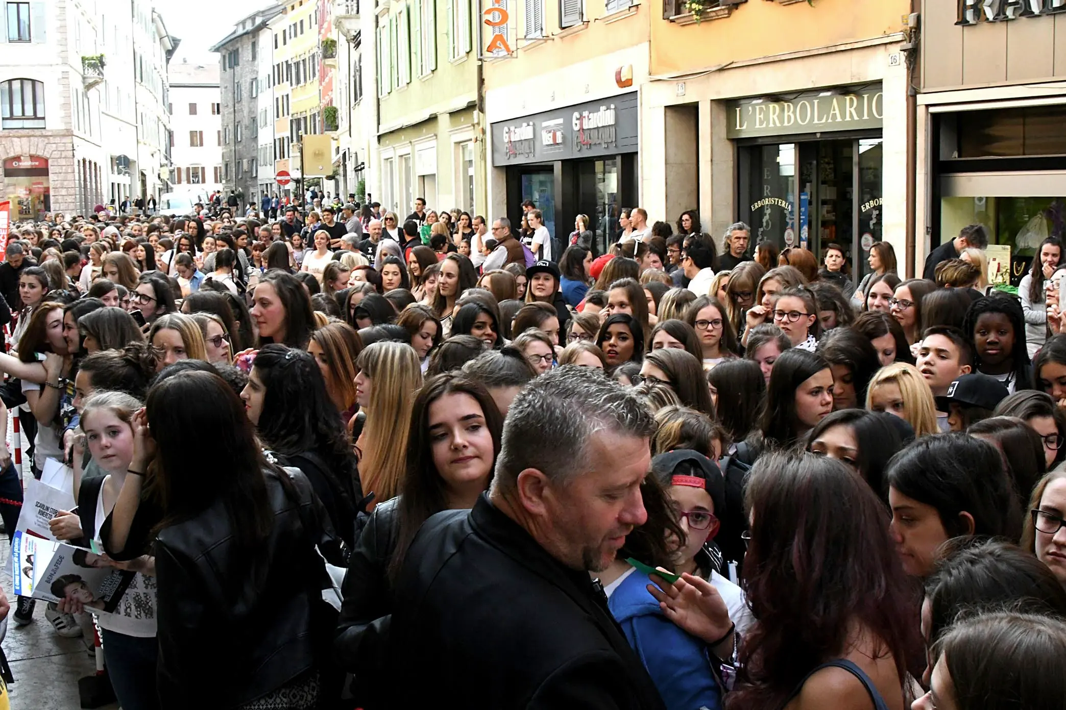 FOLLA DI RAGAZZINE PER INCONTRARE I CANTANTI BENJI E FEDE ALLA LIBRERIA MONDADORI TRENTO 12 APRILE 2017 FOTO PAOLO PEDROTTI