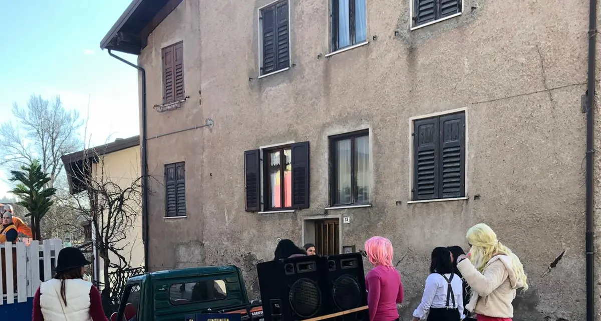 Le \"Barbie\" sfilano lo stesso con una piccola Ape Car