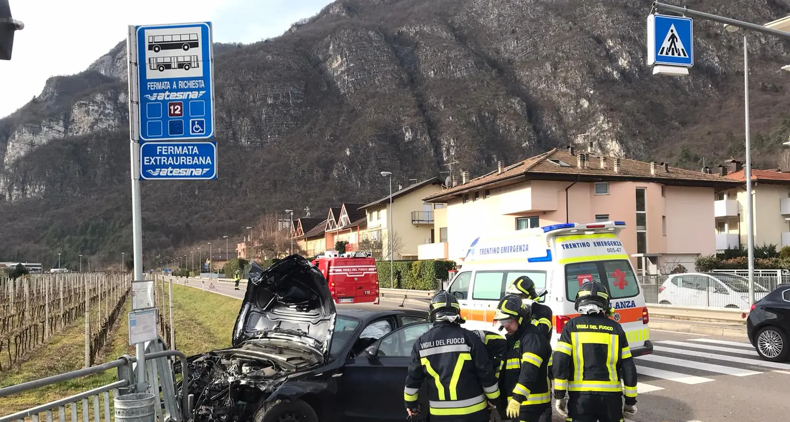 Romagnano: un'automobile esce di strada alla fermata del bus dove ci sono 4 persone Scampato per un soffio: «Sono sotto shock»