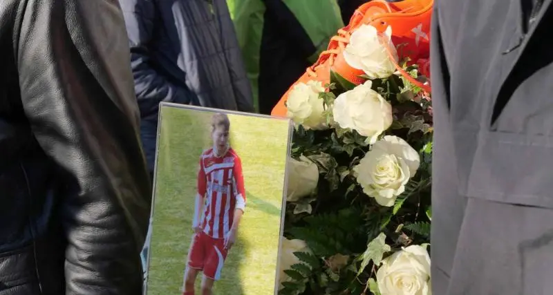 Una folla a Terzolas per Samuel: al funerale del diciannovenne le sue scarpe da calcio sul feretro