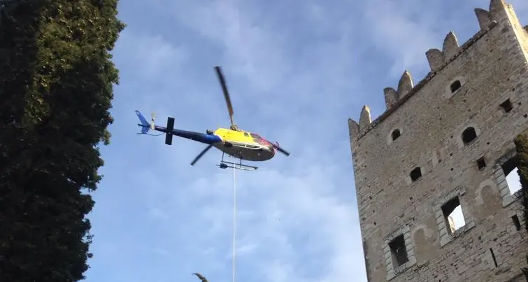 Il castello è chiuso, turista cade tentando di scavalcare il muro