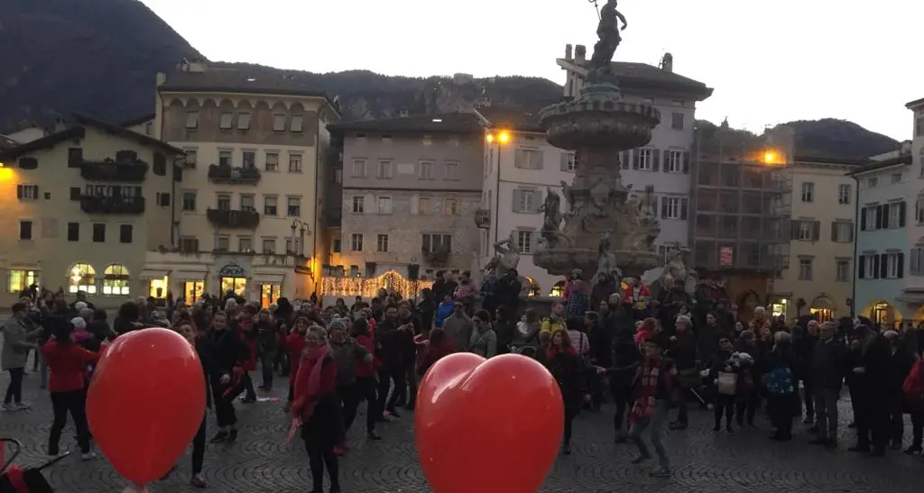 Insieme danzano in Piazza Duomo nel «One Billion Rising» contro la violenza sulle donne