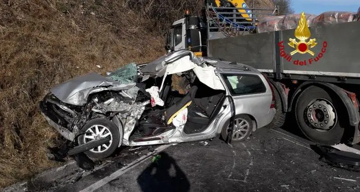 Frontale a Ponte nelle Alpi: morto un giovane di 25 anni schiantatosi contro un camion