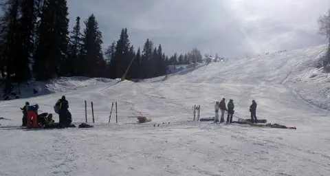 Trovata svenuta sulla pista: è gravissima una sciatrice di 25 anni a Campiglio