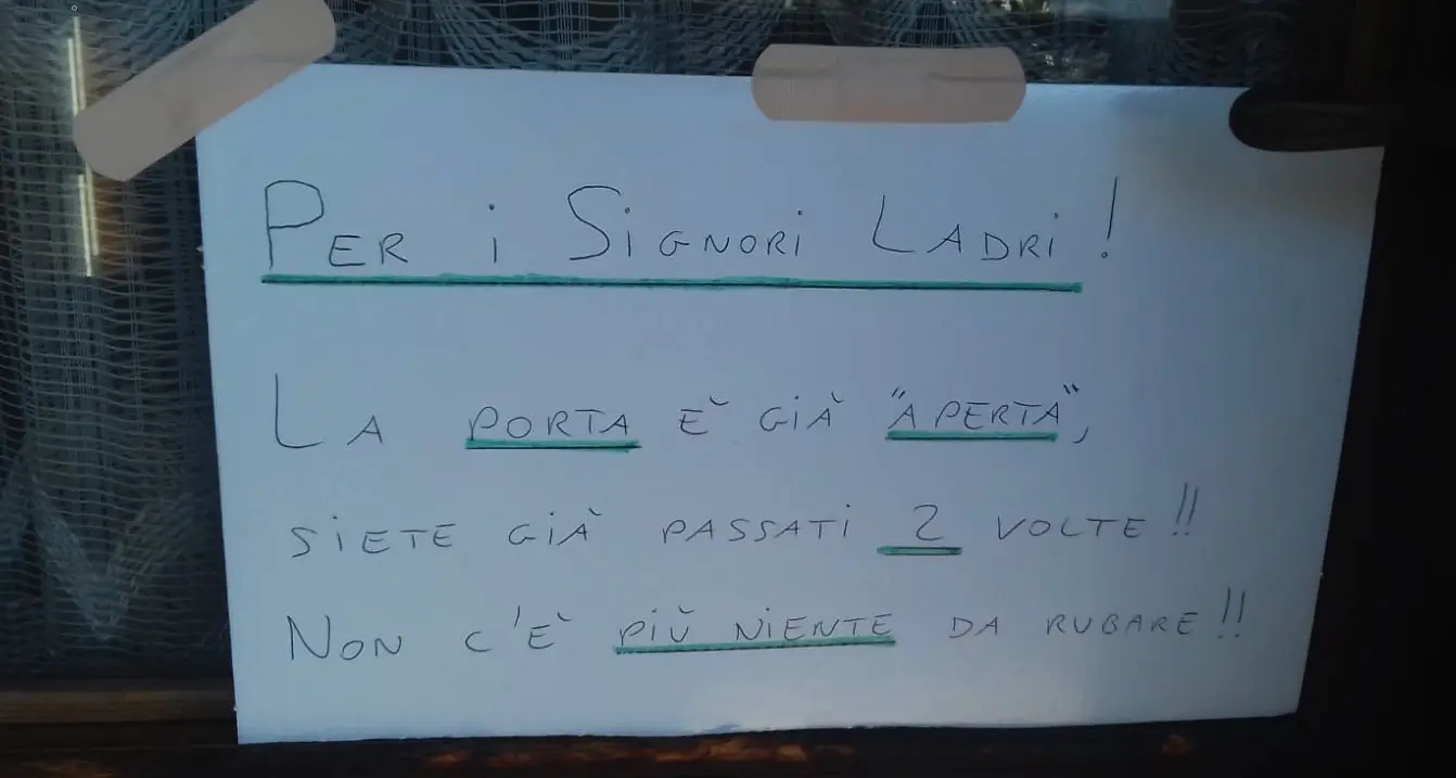 Esasperato dall'ennesimo furto scrive cartello per i ladri «Non c'è più nulla da rubare»