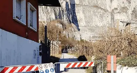 Lavori sulla parete rocciosa Sgomberate trenta persone per almeno dodici giorni