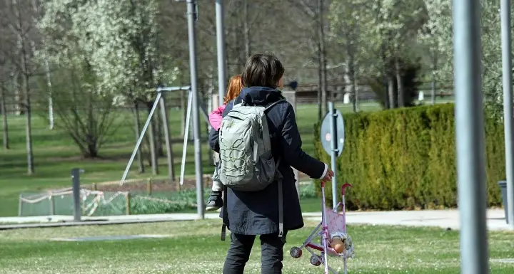 Via libera alla passeggiata di genitore e figli Ma lo jogging resta vietato