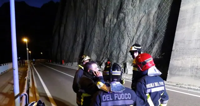 Riaperta la Torbole-Riva ma resta chiusa la pista ciclabile per pericolo caduta massi