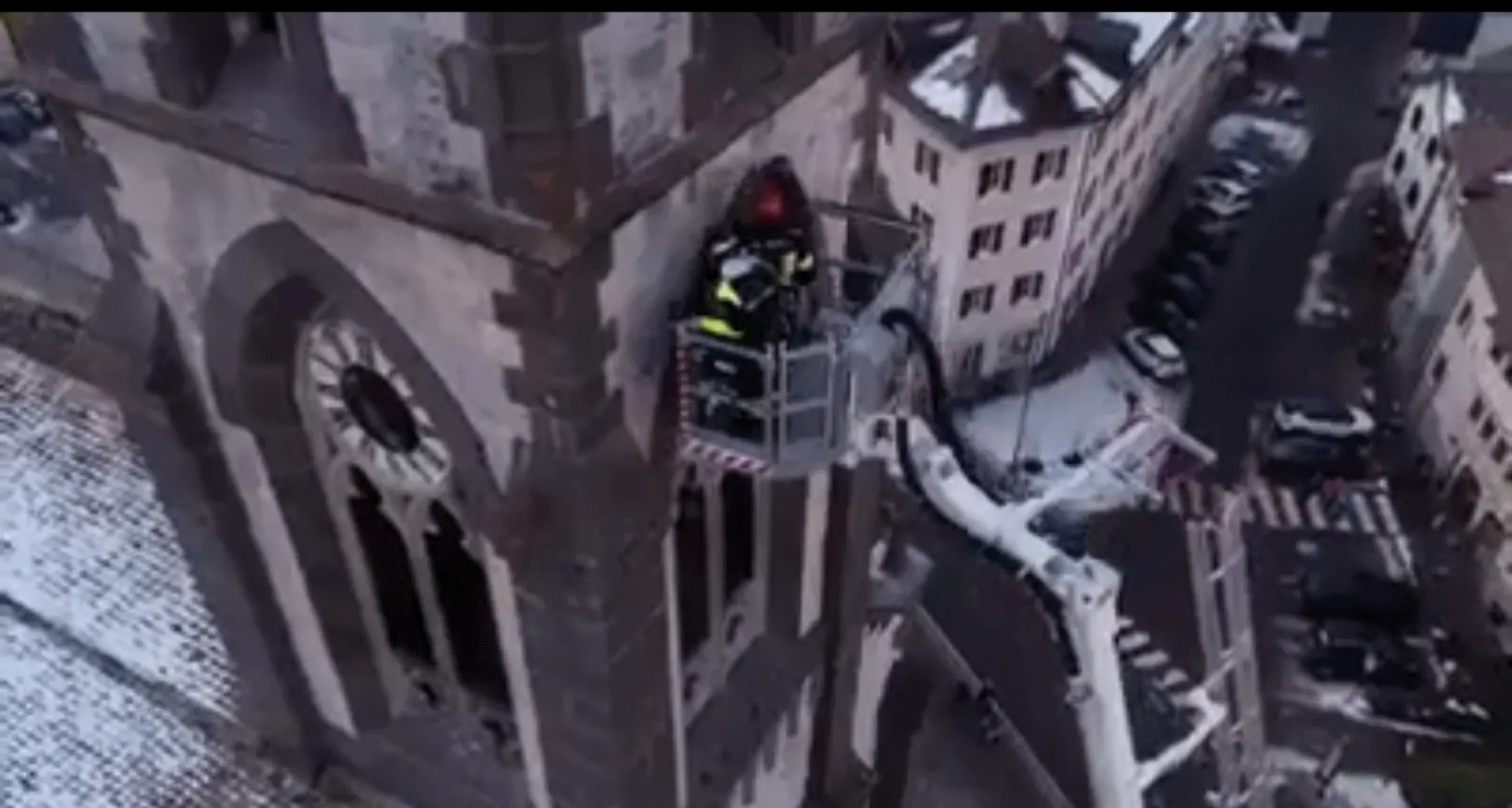 Predazzo, i vigili del fuoco ispezionano il campanile con autoscala e drone - VIDEO