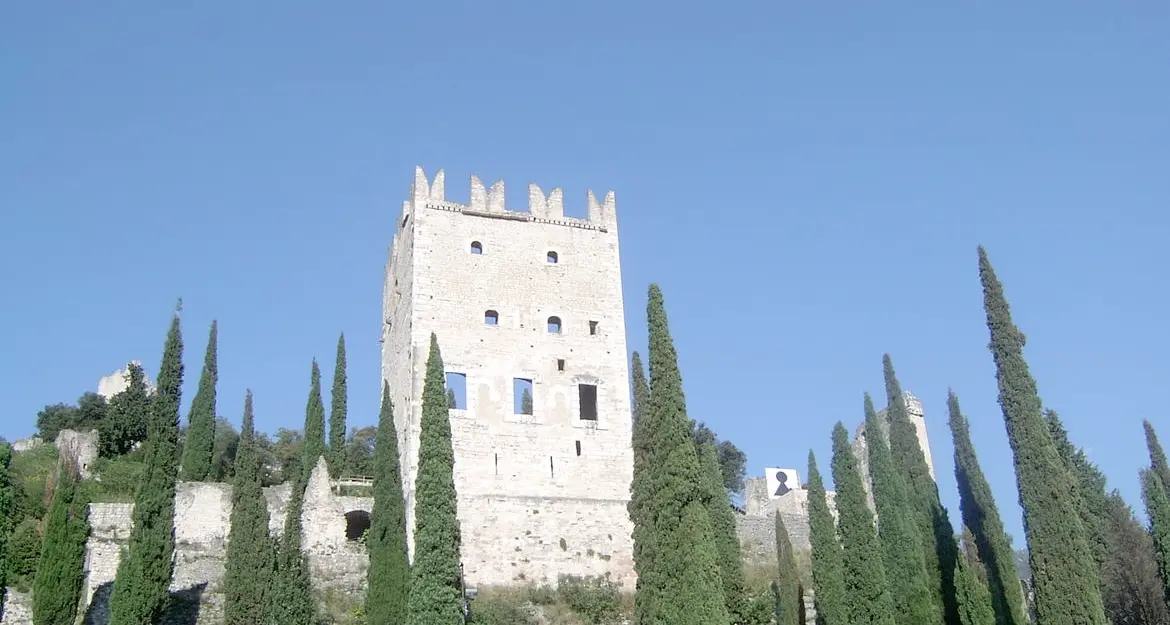 Arco: il castello è chiuso turista prova a scavalcare e cade da circa tre metri
