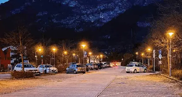 Pistola in faccia e coltello: coppia aggredita per rapina nel parcheggio di Martignano