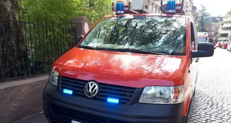 Fuga di monossido da caldaia Il padre salva la figlia e crolla Alla mamma pensano i pompieri