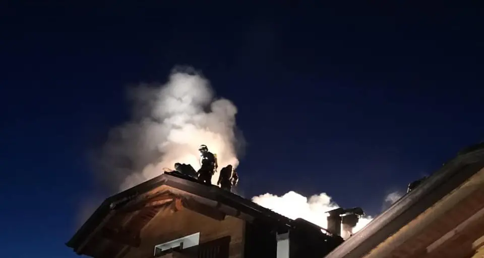 Canna fumaria va a fuoco incendio nella notte ad una casa di Ponte Arche