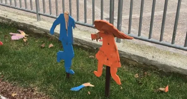 L'aiuola degli scolaretti devastata dai vandali ad Aldeno: decapitate le sagome dei bimbi