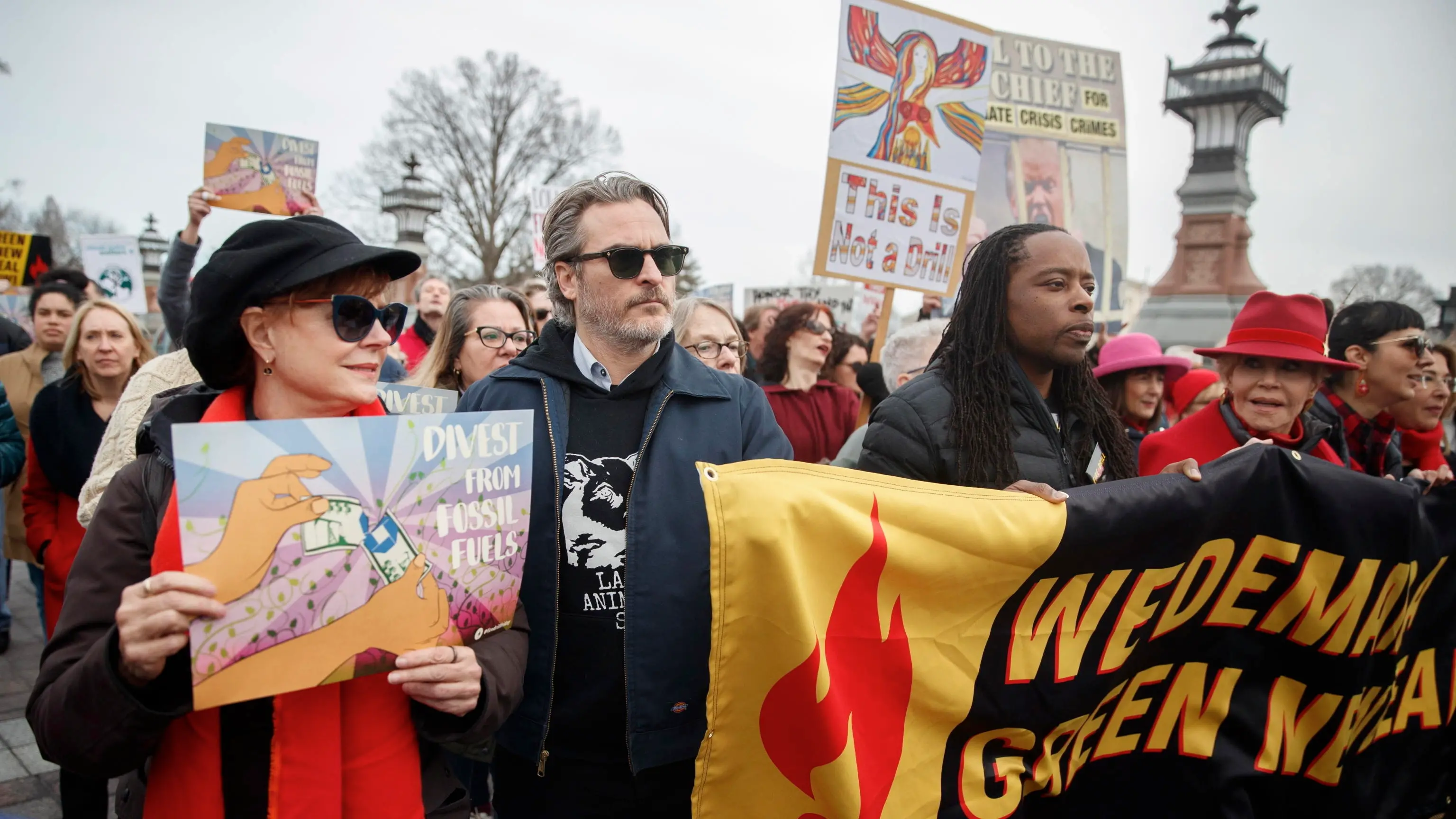 epa08117739 Joaquin Phoenix (2-L), Academy Award winner Susan Sarandon (L) and Jane Fonda (R) participate in a march during the Fire Drill Friday climate change rally at the US Capitol in Washington, DC, USA, 10 January 2020. Jane Fonda, Golden Globe winner Joaquin Phoenix, Academy Award winner Susan Sarandon and Martin Sheen participated. EPA/SHAWN THEW